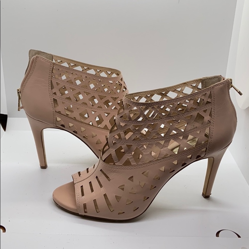 Blush geometric heels